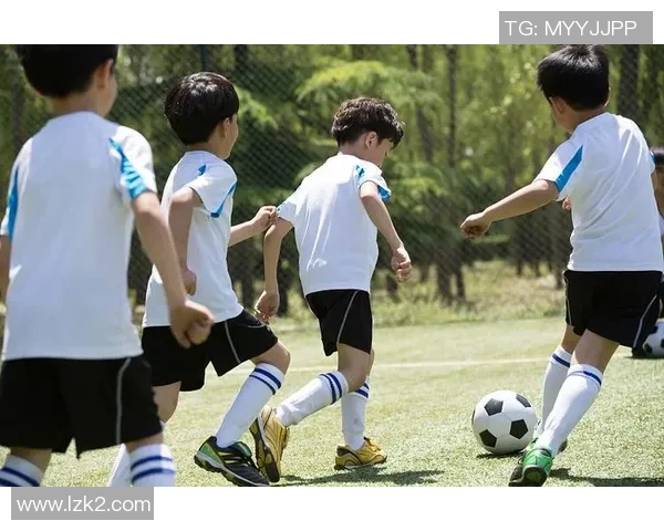 足球球星美式男孩：从球场到人生舞台的热血成长故事